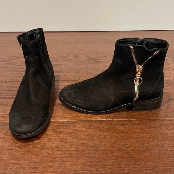 STEVE Madden Women’s Black Flat Booties Size 7.5 - Picture 1 of 8